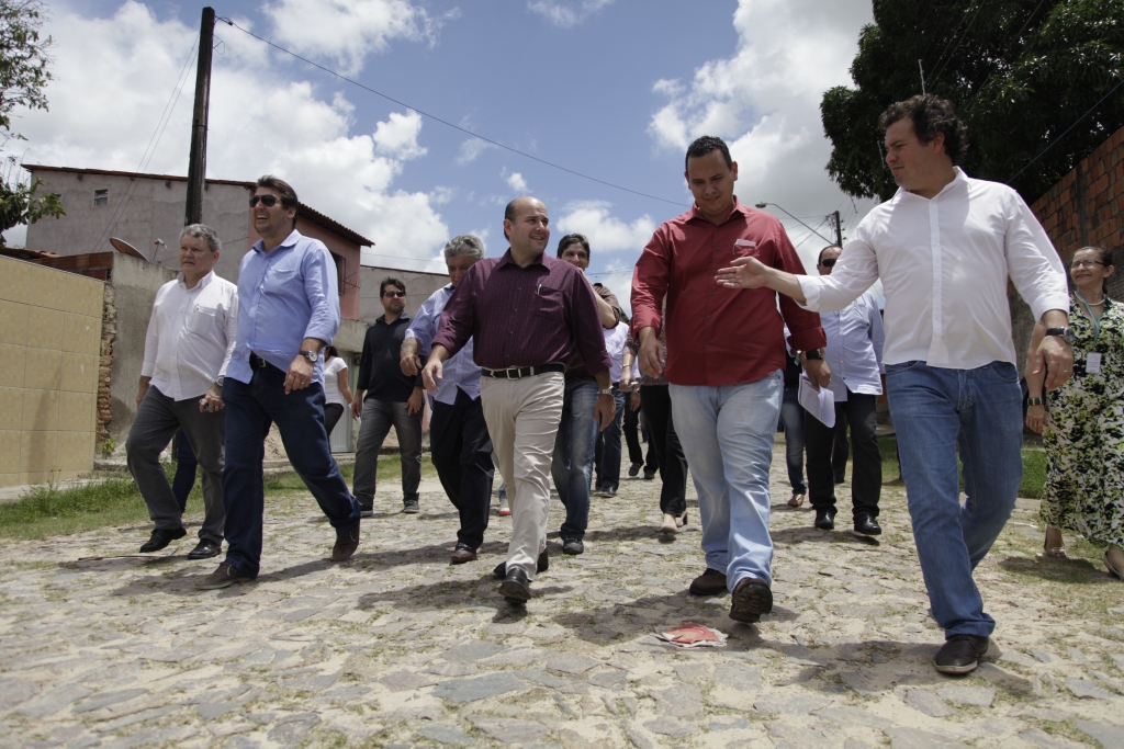 Semanalmente, o prefeito Roberto Cláudio tem fiscalizado obras e ações da prefeitura nos diversos bairros de Fortaleza (Foto: Igor de Melo)