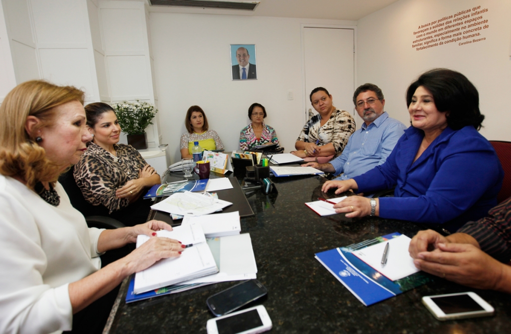 Em reunião, a primeira-dama de Fortaleza e a desembargadora federal Gláucia Nepomuceno formalizaram a parceria (Foto: Queiroz Neto)