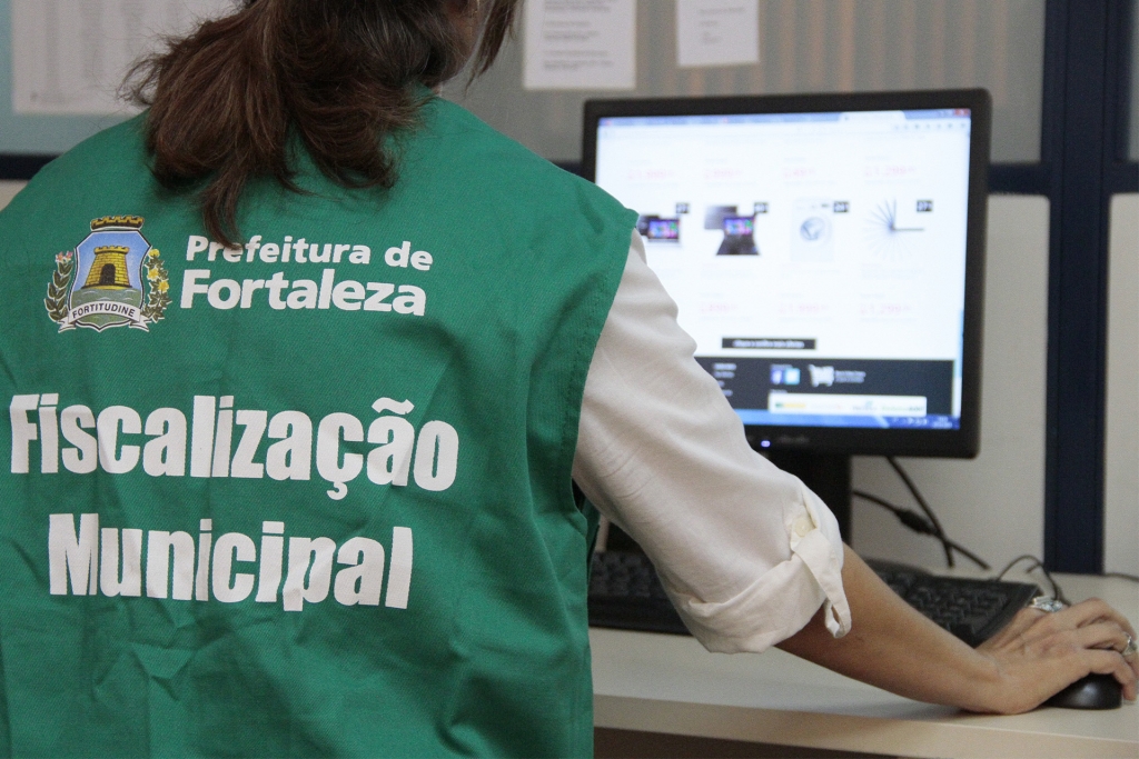 Dentre 30 sites e lojas averiguados, 11 foram autuados (Foto: Kaio Machado)