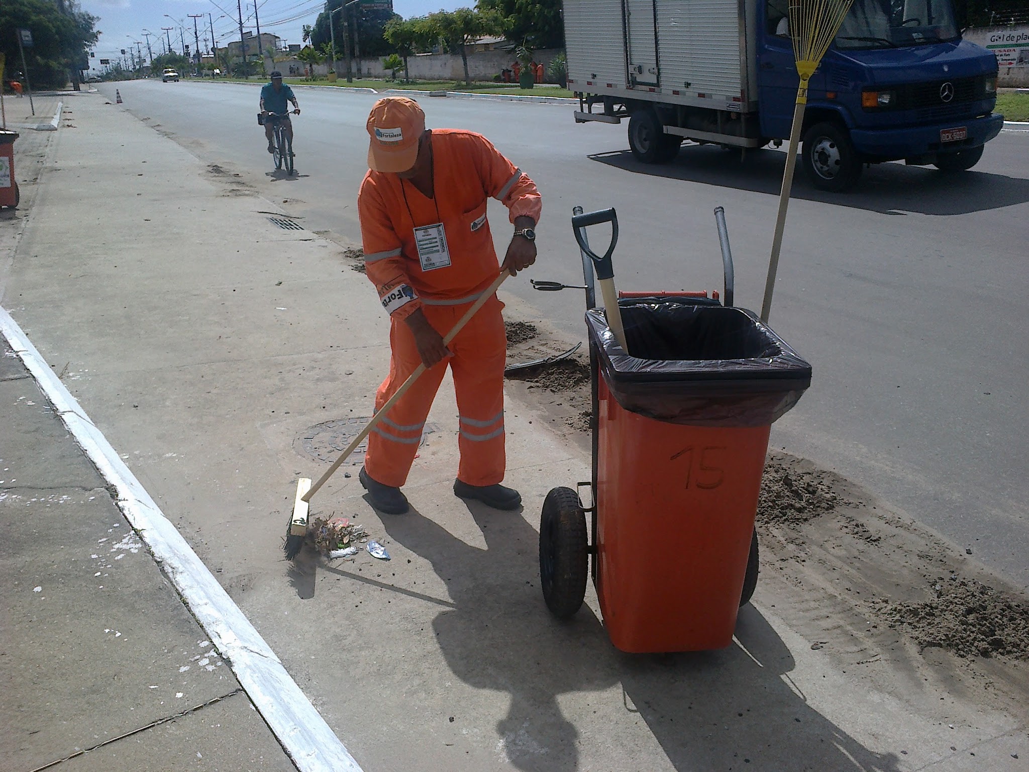 A ação contou com o trabalho de 15 homens, além de dois caminhões, para a retirada dos materiais