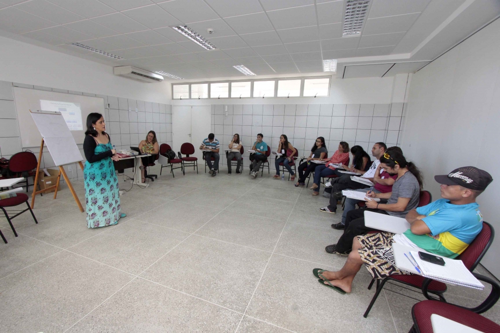 O objetivo dos encontros é fortalecer o diálogo dos profissionais com os jovens acerca de diversas temáticas (Foto: Igor de Melo)