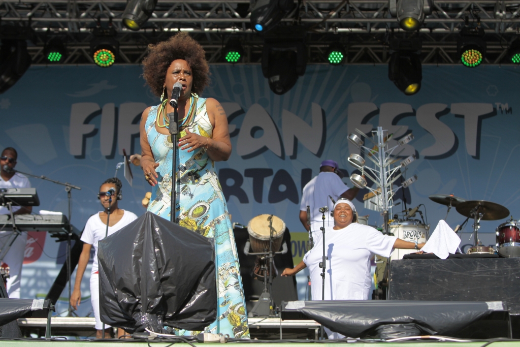 O público ainda acompanhou apresentações de DJs, dançarinos, humoristas e a atração principal do dia, a cantora Sandra de Sá (Foto: Igor de Melo)