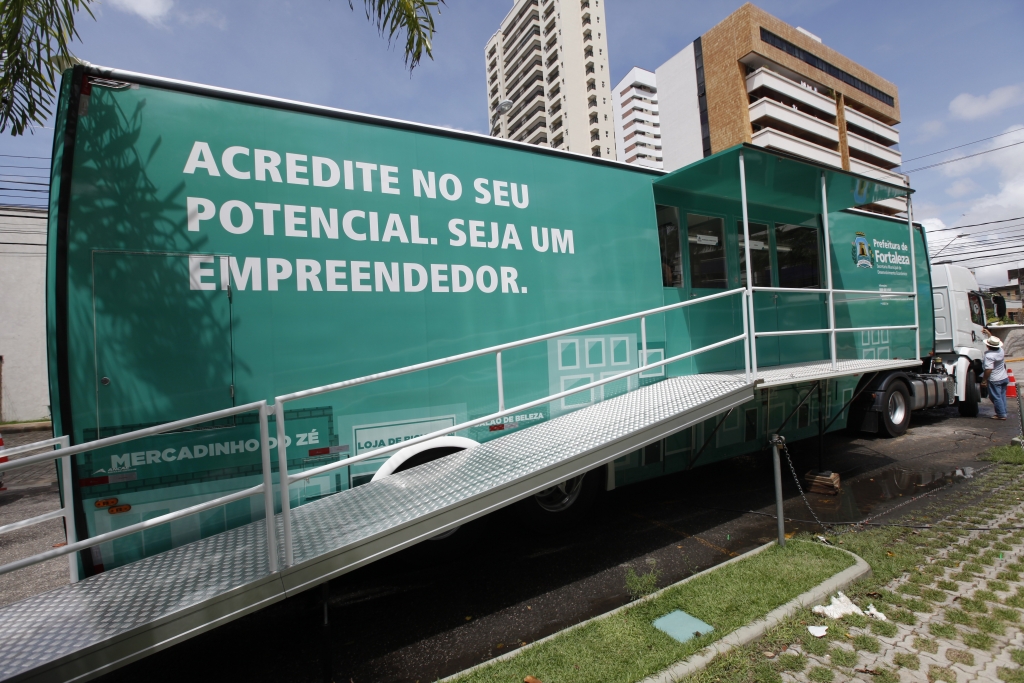O equipamento percorre, semanalmente, diversos bairros da Cidade levando serviços das Salas do Empreendedor