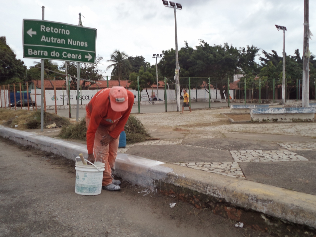 O espaço recebe serviços de capinação, pintura de meio fio, varrição, poda das árvores e retirada de entulho