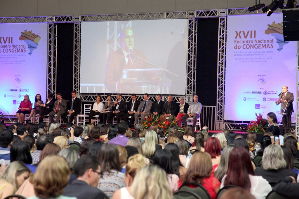 Roberto Cláudio destacou a sensibilidade dos assistentes sociais no enfrentamento das desigualdades sociais (Foto: Thiago Gaspar)