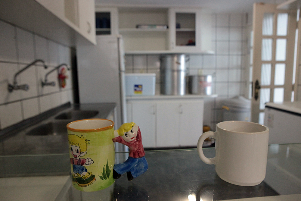 O espaço conta com quartos, brinquedoteca, sala, cozinha, refeitório e área externa