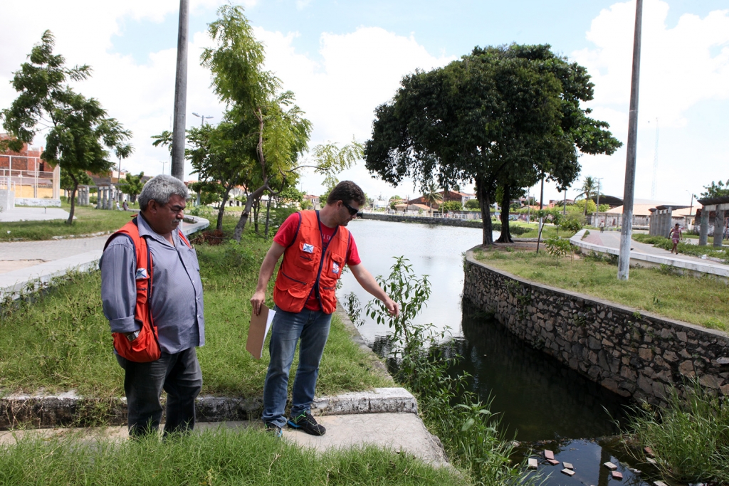 Durante a inspeção, os agentes preenchem ficha identificando a situação dos canais e o tipo de limpeza que deve ser realizada (Foto: Marcos Moura)