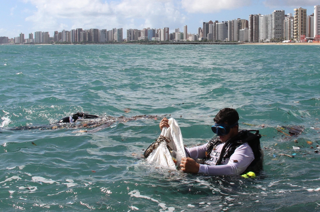A campanha Achados do Mar de Fortaleza contou com 30 mergulhadores para coletar resíduos no mar (Foto: Kiko Silva)