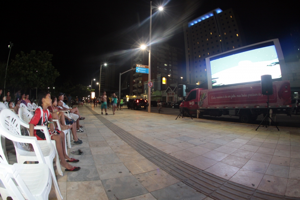 A programação foi encerrada às 18h com a exibição do filme “Menino Maluquinho em um telão de LED (Foto: Igor de Melo)