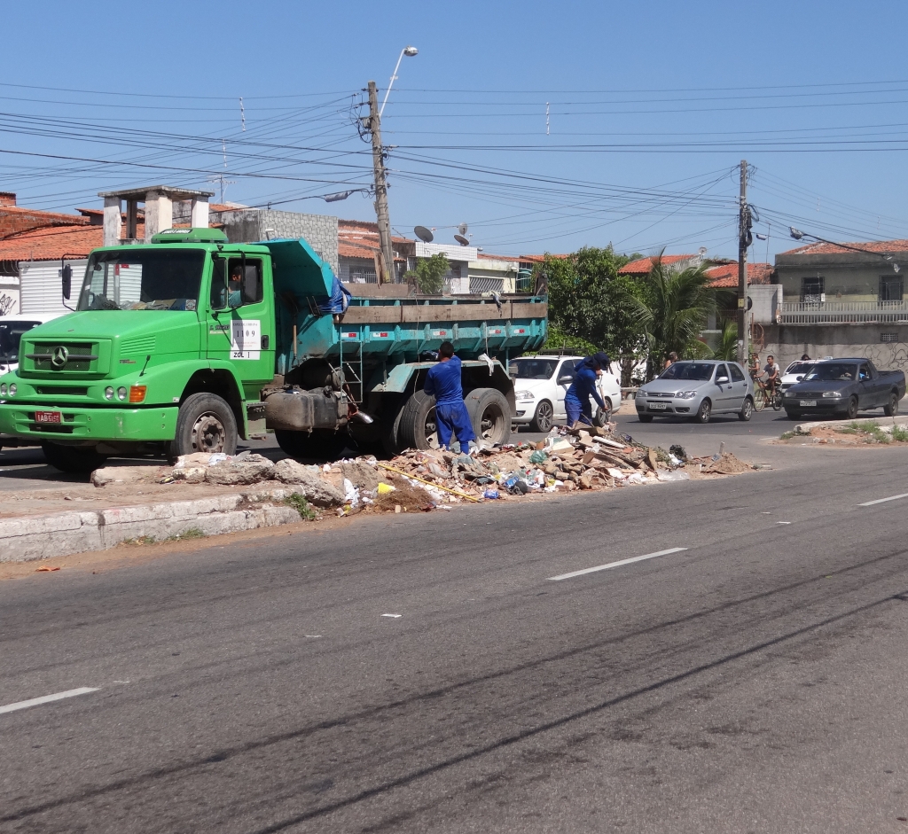 Além da coleta domiciliar, caçambas realizam coleta especial no canteiro central da avenida de segunda a sábado