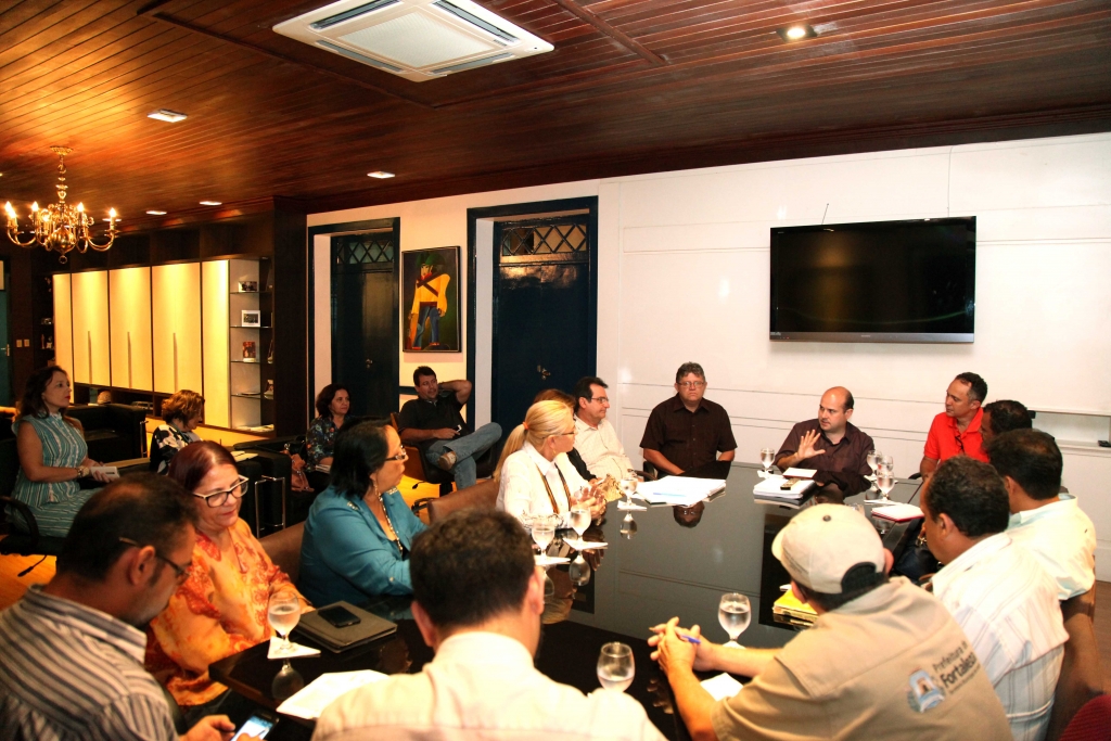 O Prefeito esteve reunido terça-feira (03/11) com representantes dos agentes, no Paço Municipal (Foto: Thiago Gaspar)