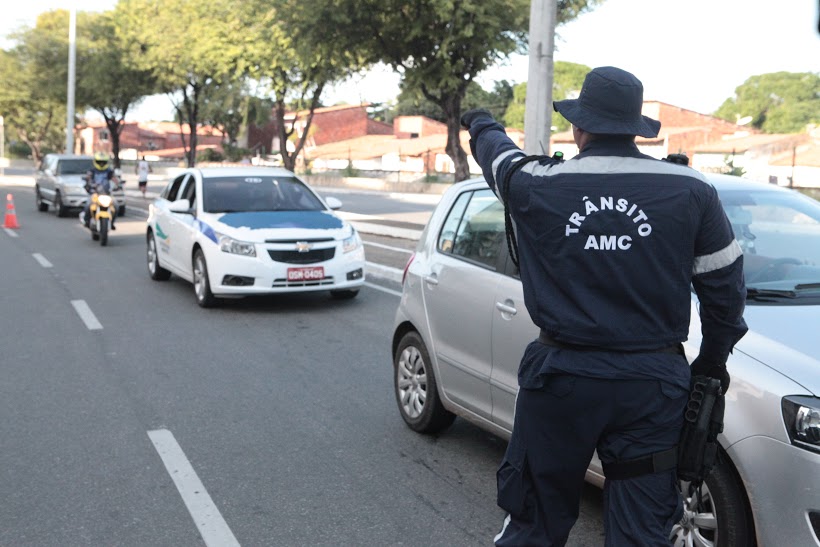 Agentes da AMC vão orientar os motoristas sobre a nova conjuntura viária (Foto: Kaio Machado)
