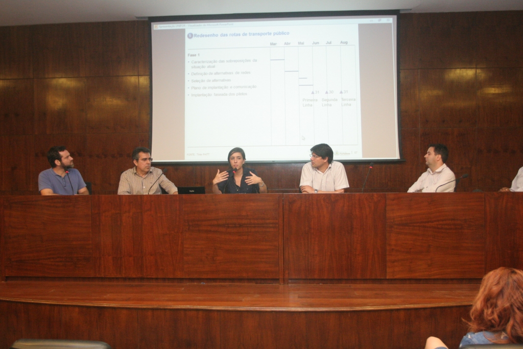 Debate acontece no auditório da Biblioteca da Unifor (Foto: Mauri Melo)