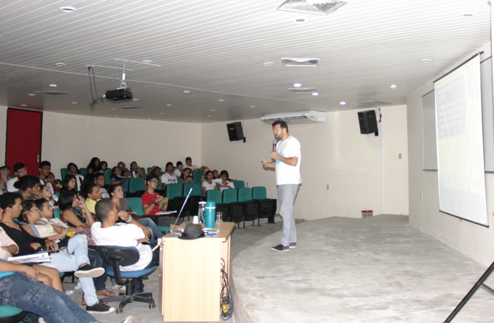 O Liceu do Conjunto Ceará recebeu a visita do secretário de Juventude, Élcio Batista, para um bate papo sobre as demandas do bairro