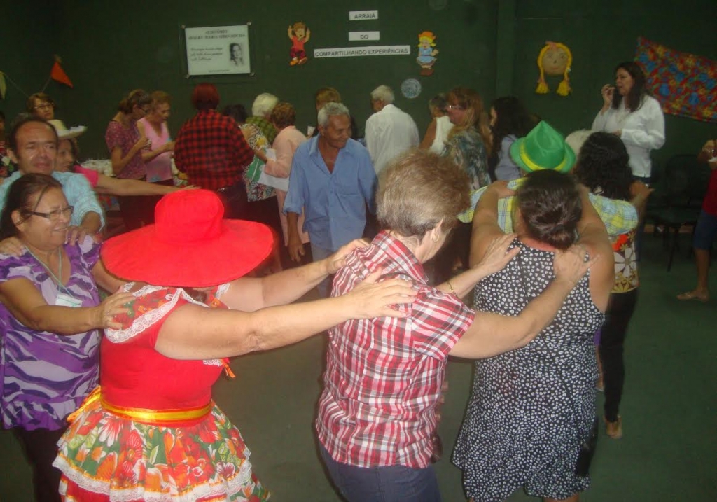 Os idosos participantes do projeto se divertiram dançando quadrilha