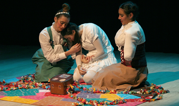 O grupo Traço Cia. de Teatro, de Florianópolis (SC), apresenta o espetáculo “As três irmãs” no Cuca Barra (Foto: Divulgação)