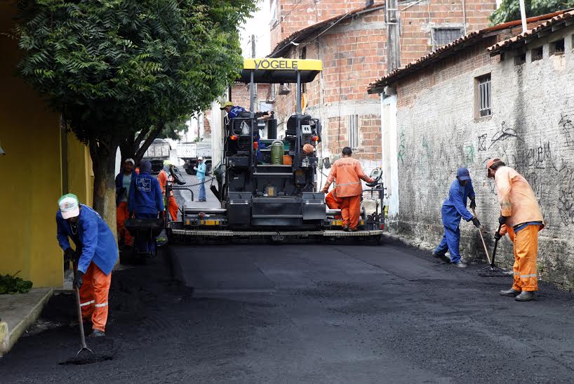 Os serviços realizados são contínuos e envolvem ações como recapeamento de vias (com e sem fresagem) e asfaltamento de ruas e avenidas