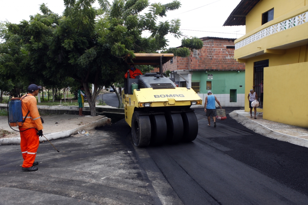 Só no último mês de março, 62 ruas e avenidas receberam capeamento asfáltico nos bairros Curió, Conjunto Ceará, Dias Macedo e Barroso