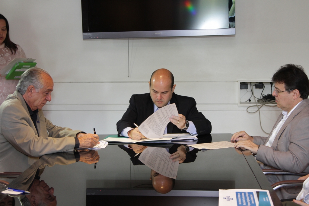 Assinatura aconteceu nesta terça-feira (2/12), no gabinete do prefeito Roberto Cláudio (Foto: Igor de Melo)