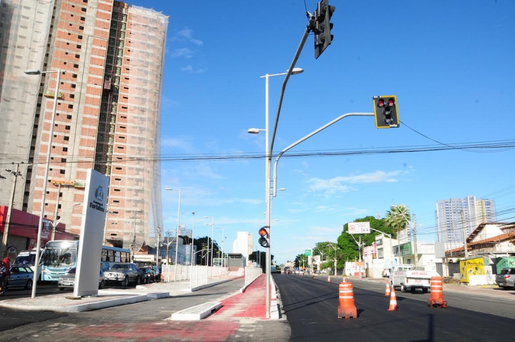 Nesta primeira etapa, serão utilizados os abrigos instalados no corredor para embarque e desembarque (Foto: Nely Rosa)