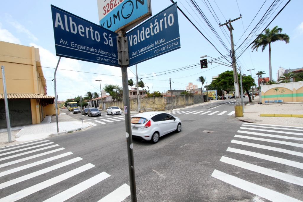 O acesso dos veículos à Av. Eng. Santana Jr, que vem do sentido Praia do Futuro-Varjota, será feito pela Rua Valdetário Mota (Foto: Igor de Melo)