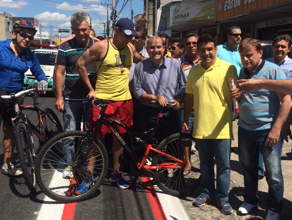 As obras incluem implantação de ciclofaixas e requalificação do pavimento, da sinalização, dos pontos de parada e da iluminação