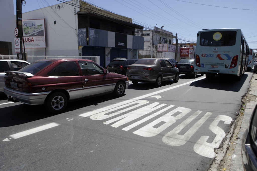 A meta é concluir o ano de 2016 com 135 km de faixas exclusivas de ônibus