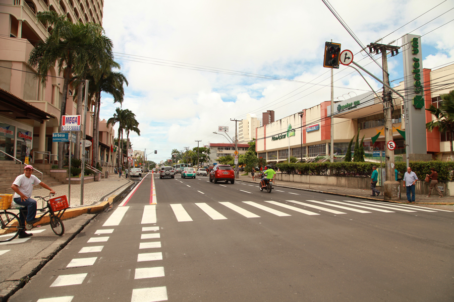Para viabilizar a alteração de circulação, a sinalização e os focos semafóricos serão readequados ao novo sentido da via (Foto: Queiroz Netto)