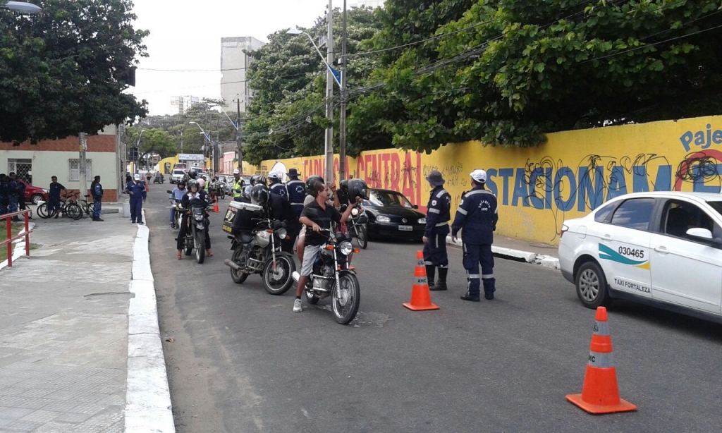 Um total de 14 veículos foram apreendidos e 26 autuados durante a blitz realizada em parceria com a Guarda Municipal