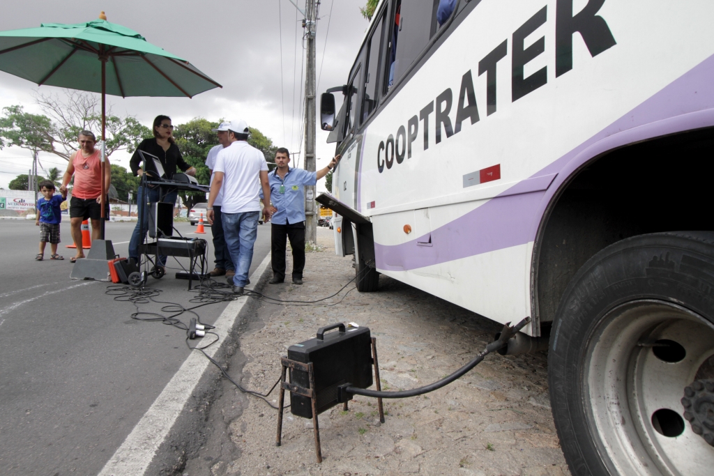 Nesta quarta-feira (08/10), ocorreram ações como a Blitz de controle da poluição atmosférica, na Avenida Godofredo Maciel (Foto: Igor de Melo)