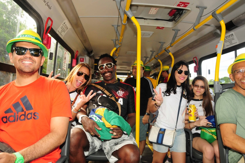 o público transportado pelas linhas especiais que ligam os bolsões de estacionamento até a Arena Castelão bateu o recorde desta Copa (Foto: Nely Rosa)
