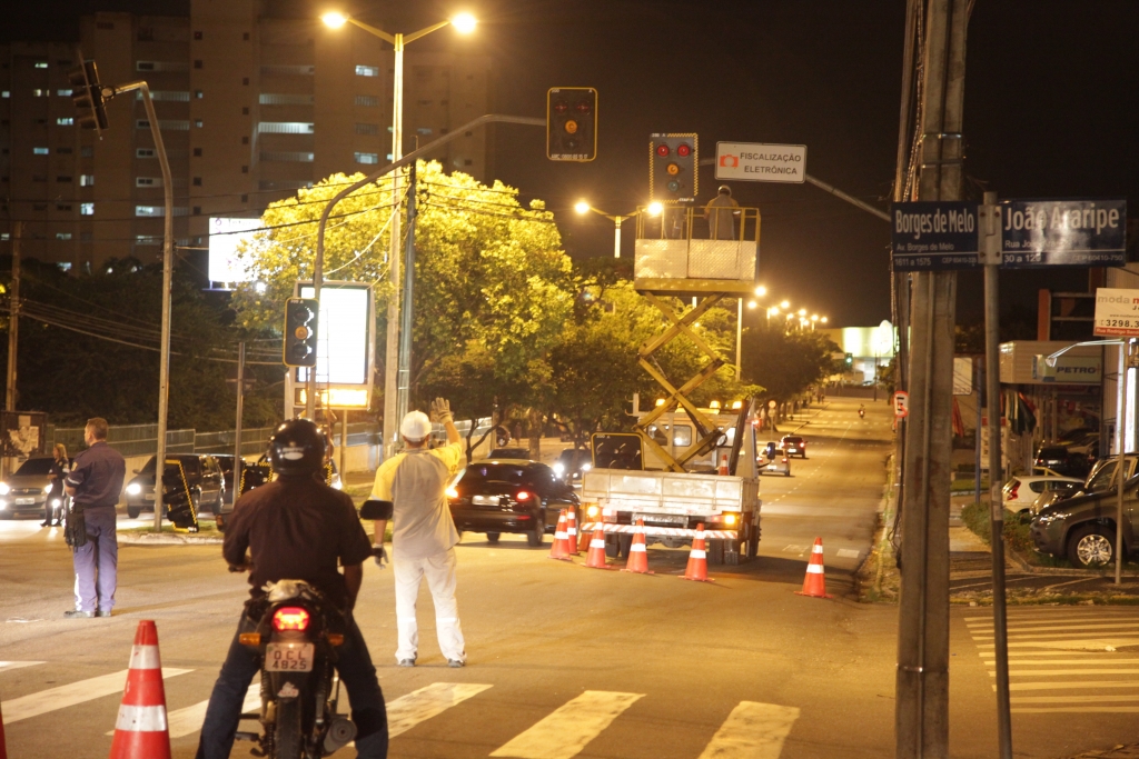 A orientação é para que motoristas não trafeguem pela área, já que o outro sentido da avenida também será bloqueado
