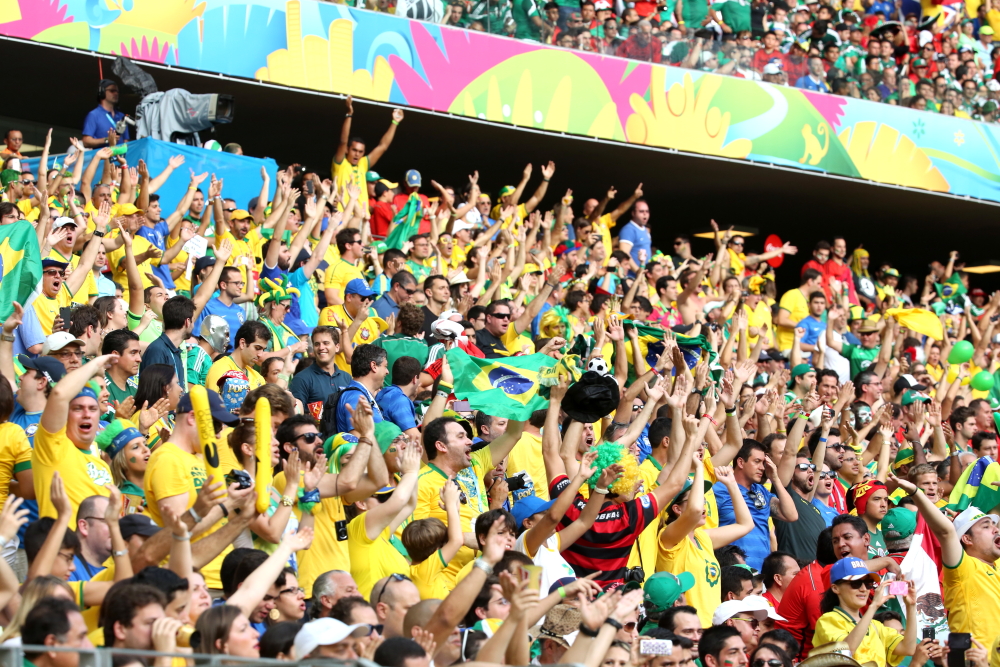 No último jogo, na terça-feira (17/06), 74 crianças da rede pública municipal de ensino ganharam ingressos para Brasil e México (Foto: Marcos Moura)