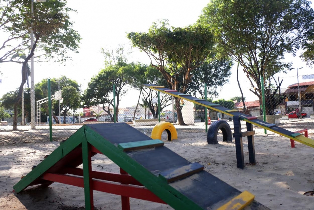 Praça recebeu o terceiro espaço de lazer para cachorros da Capital (Foto: Kaio Machado)