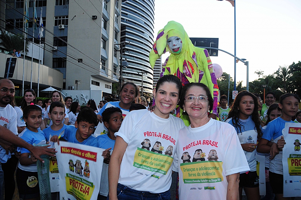 250 crianças de escolas próximas e estudantes de outros pontos da cidade participaram da caminhada (Foto: Nely Rosa)