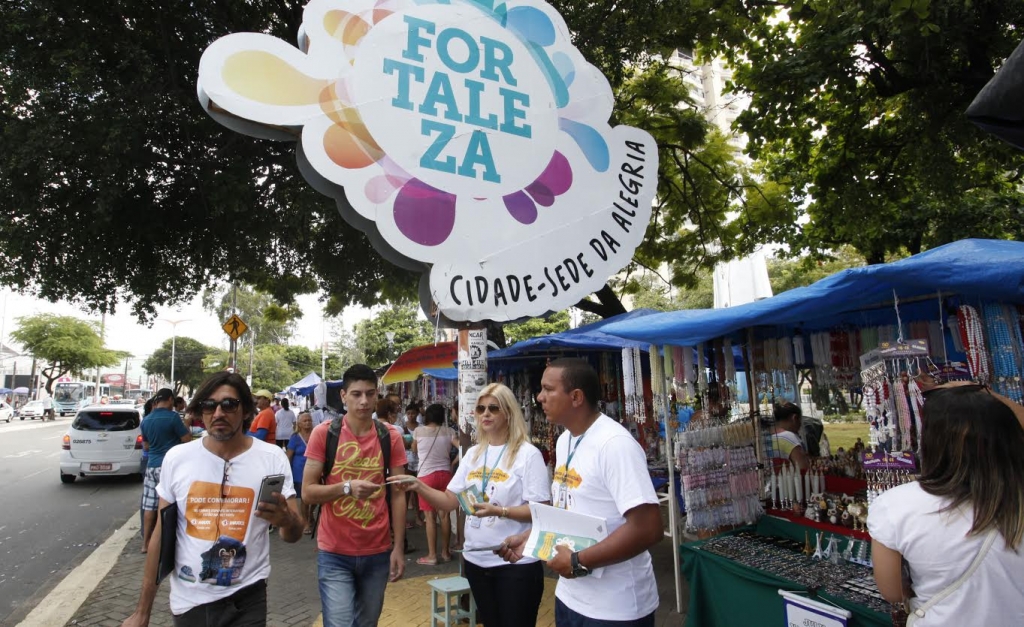 Educadores sociais da Setra e da Funci aproveitaram o grande fluxo de pessoas na data para distribuir informativos (Foto: Marcos Moura)