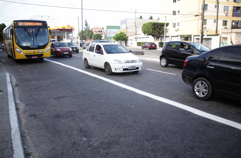 Os serviços de sinalização estão sendo realizados no período noturno para não prejudicar a fluidez do tráfego (Foto: Thiago Gaspar)