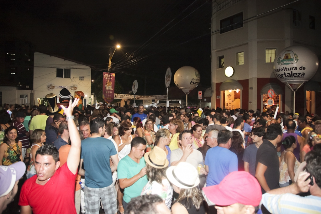 O objetivo da abordagem é alertar e orientar a população para prevenção das DST e sobre a importância do sexo seguro (Foto: Thiago Gaspar)