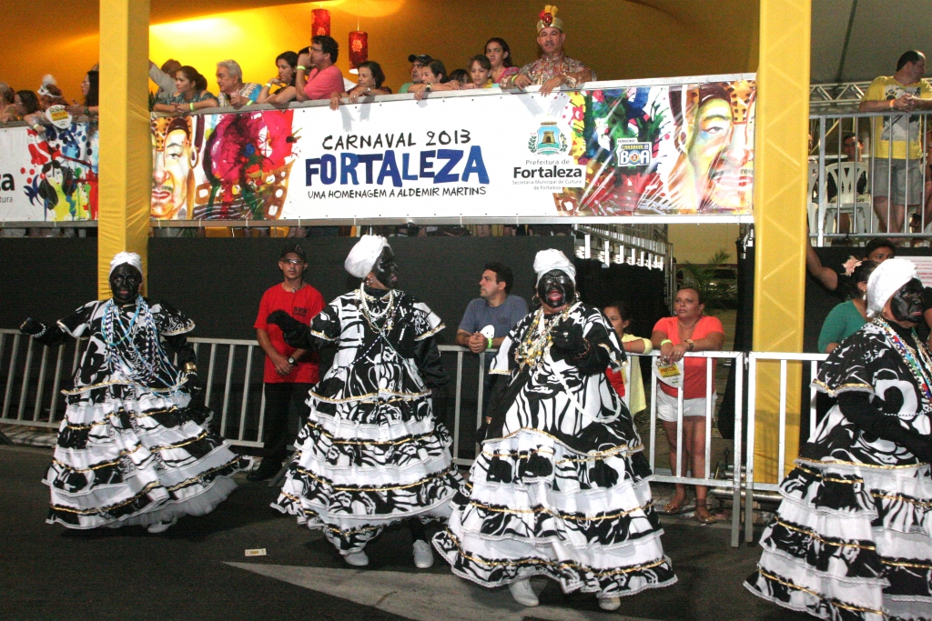 Os desfiles na Av. Domingos Olímpio acontece de domingo à terça-feira (Foto: Mauri Melo)
