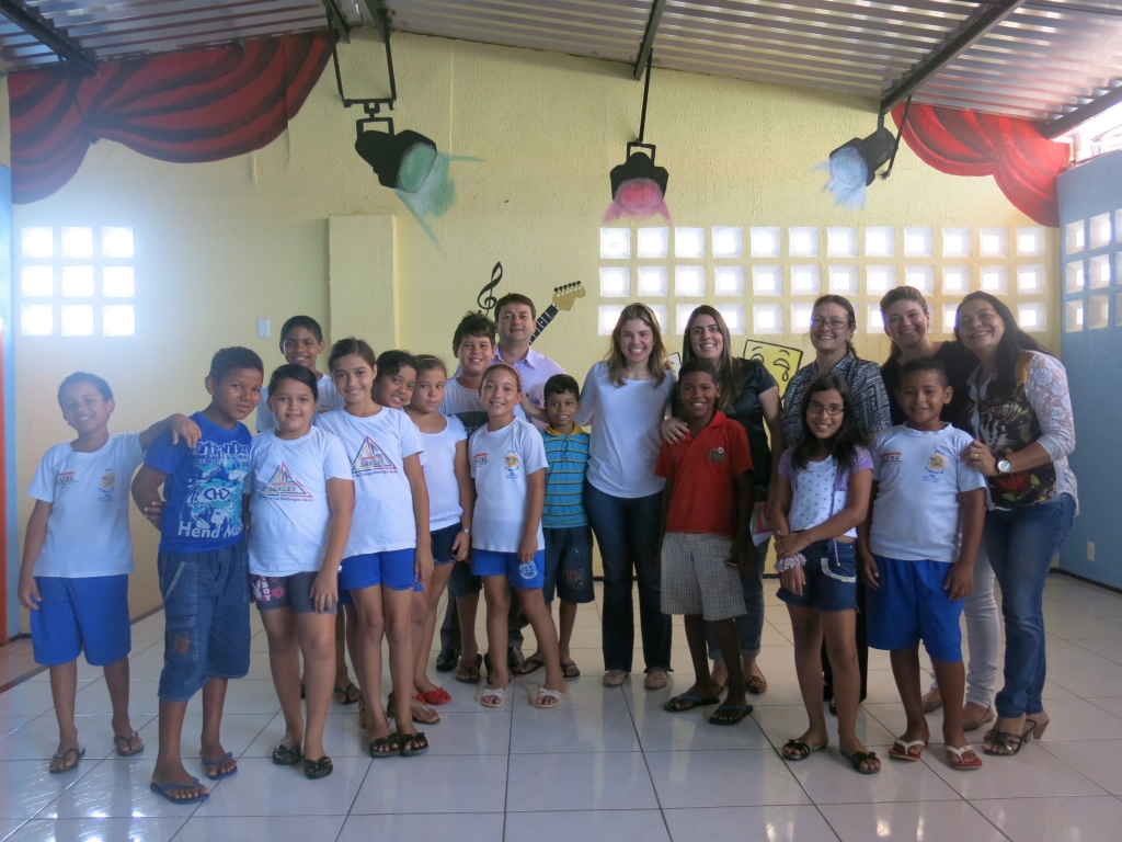 A primeira-dama conversou com as crianças e explicou que vai buscar apoio para melhorar a situação delas