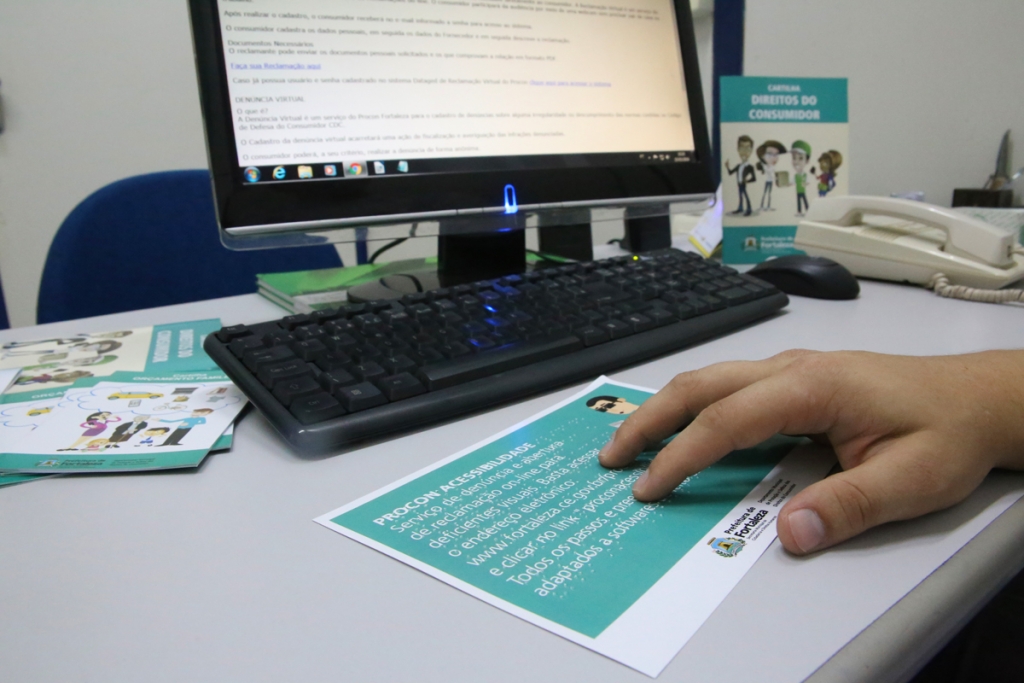 Plataforma para consumidores com deficiência visual permite abrir reclamação ou denunciar pela página do Procon (Foto: Queiroz Netto)
