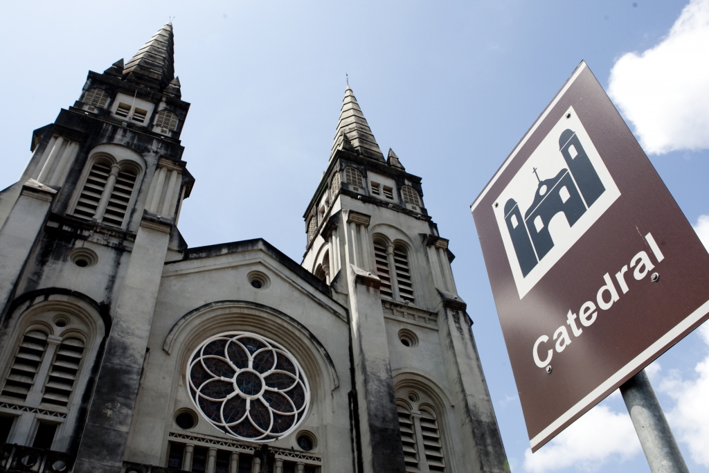 Os fiéis seguem do Santuário Nossa Senhora da Assunção, bairro Vila Velha, Regional I, até a Catedral Metropolitana de Fortaleza
