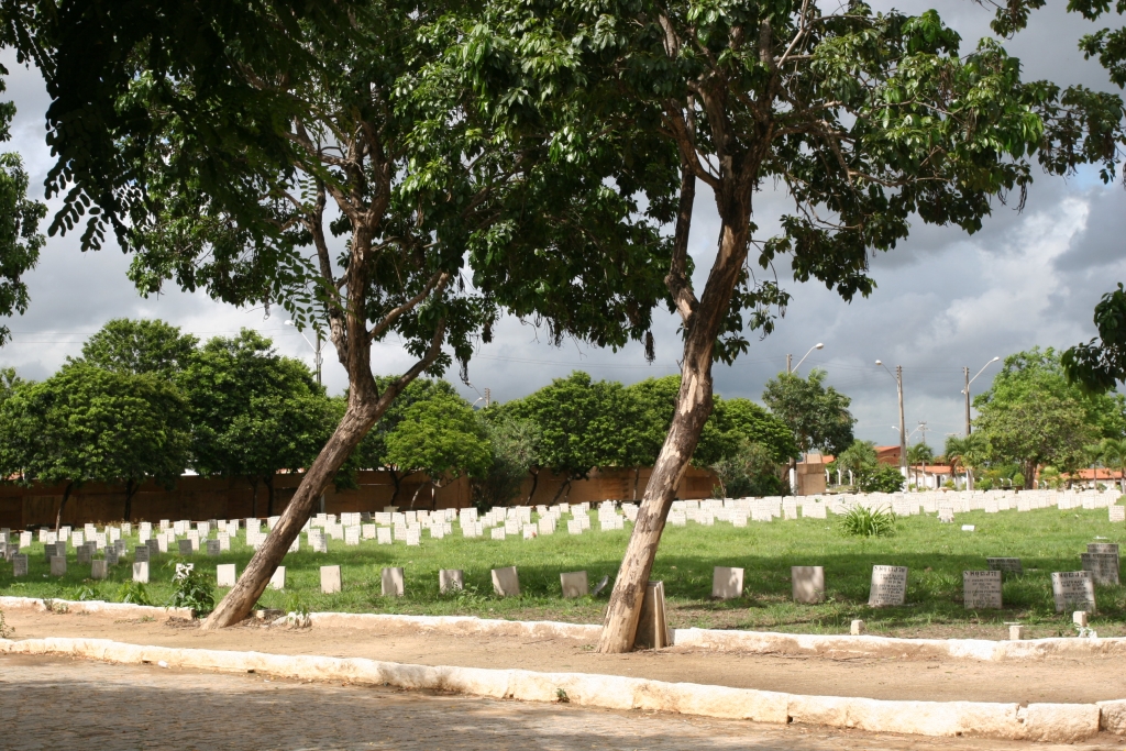 Aproximadamente, 13 mil pessoas deverão visitar os cinco cemitérios públicos do município (Foto: Mauri Melo)