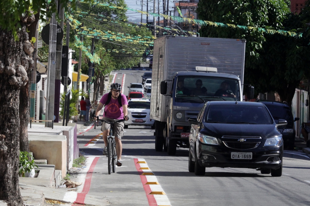 A nova ciclofaixa fica situada na Rua Carlos Vasconcelos, entre a Rua Monsenhor Salazar e Av. Historiador Raimundo Girão (Foto: Kaio Machado)