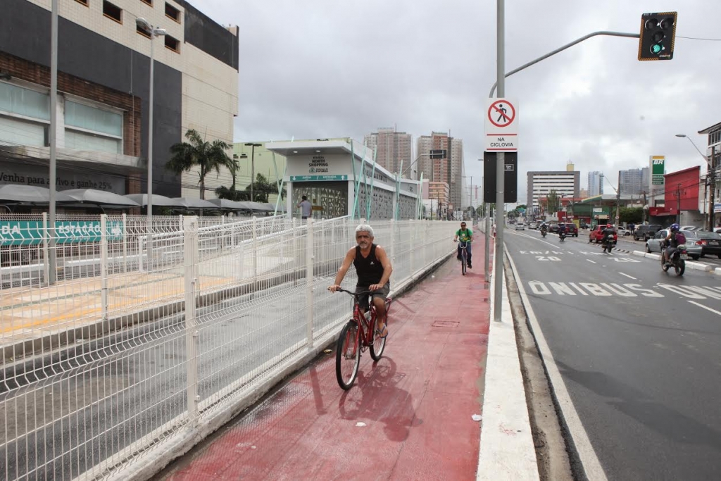 Fortaleza conta com 140,5 quilômetros de rede cicloviária, sendo 80,5 quilômetros de ciclovias e 60 quilômetros de ciclofaixas (Foto: Marcos Moura)