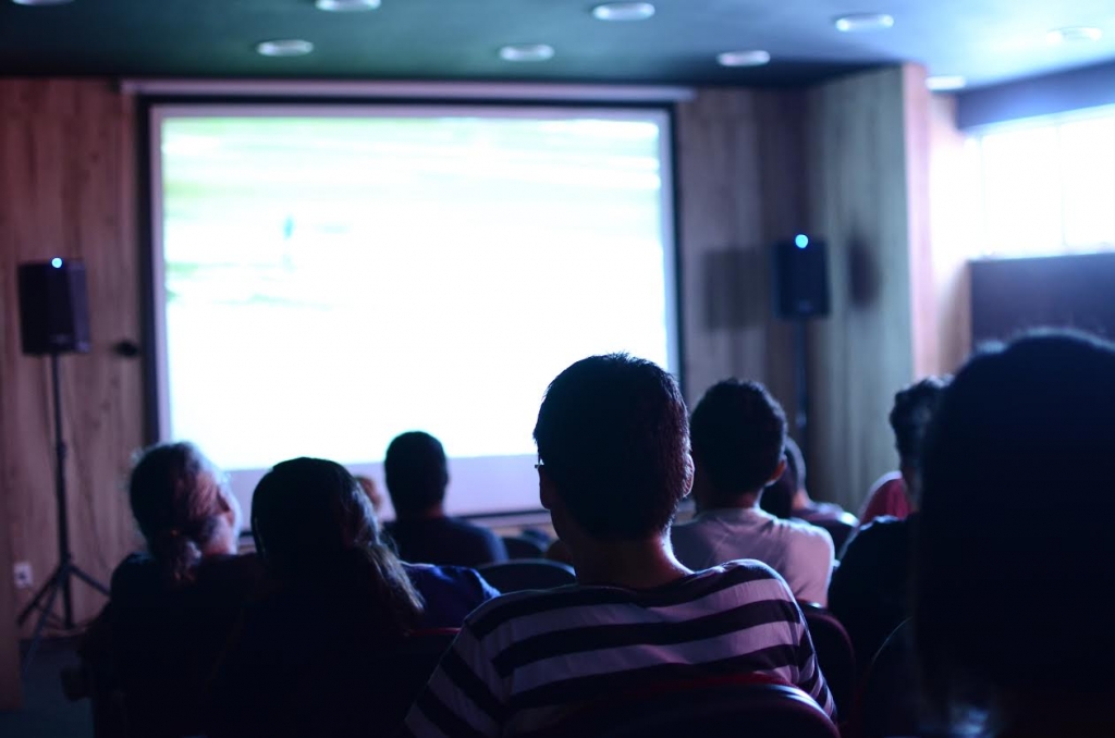 Nos encontros, também haverá discussão de temáticas e questões relacionadas ao cinema