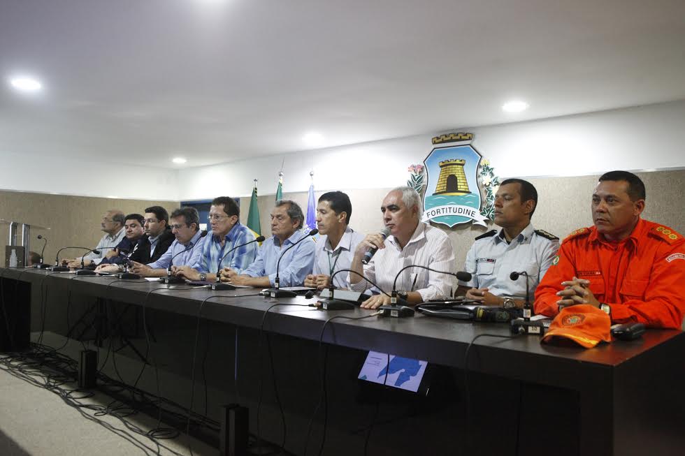 Representantes de vários órgãos participaram da reunião no Paço Municipal (Foto: Marcos Moura)