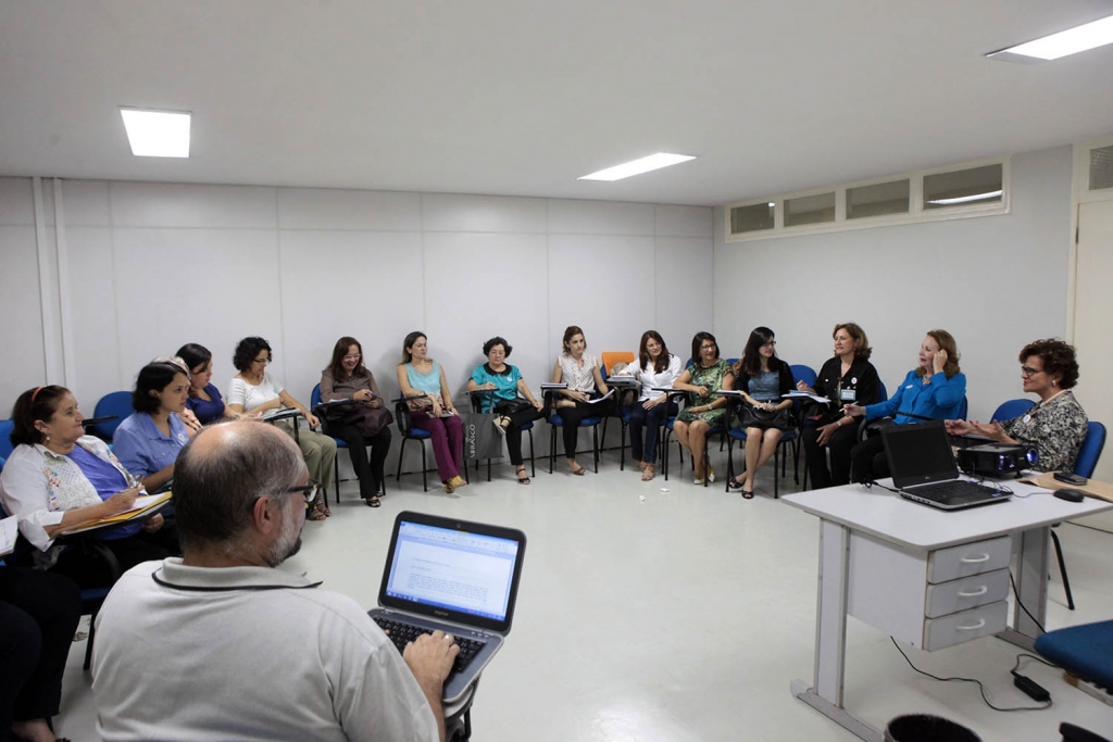 Pela manhã, o grupo se reuniu com a secretária de Saúde, Socorro Martins, que explicou a idealização do Cresça Com o Seu Filho (Foto: Marcos Moura)