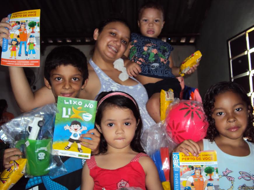Além dos presentes, as crianças ganharam pipoca e revista educativa da Defesa Civil