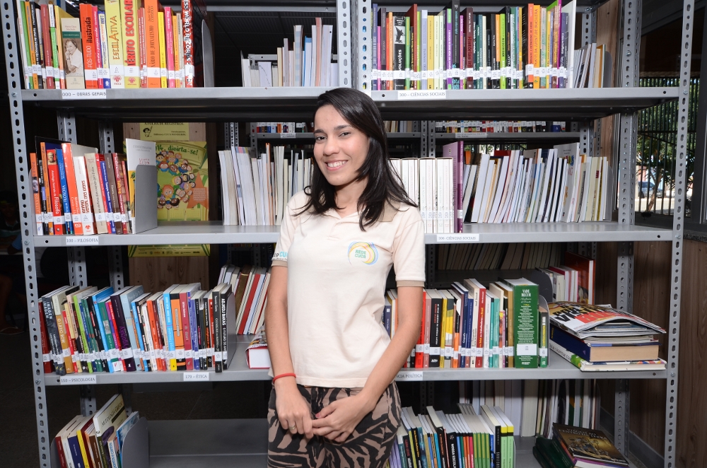 Natália Francis começou como aluna do Cuca Barra e, hoje, trabalha na biblioteca do Mondubim (Foto: André Martins)